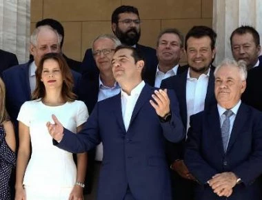 Δείτε την «οικογενειακή» φωτογραφία της νέας κυβέρνησης - Μάχη για μία θέση δίπλα στον Τσίπρα (φωτό)